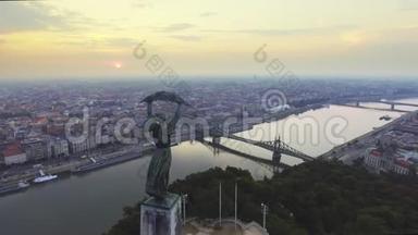 在自由女神像周围飞行，背景是布达佩斯的天际线。